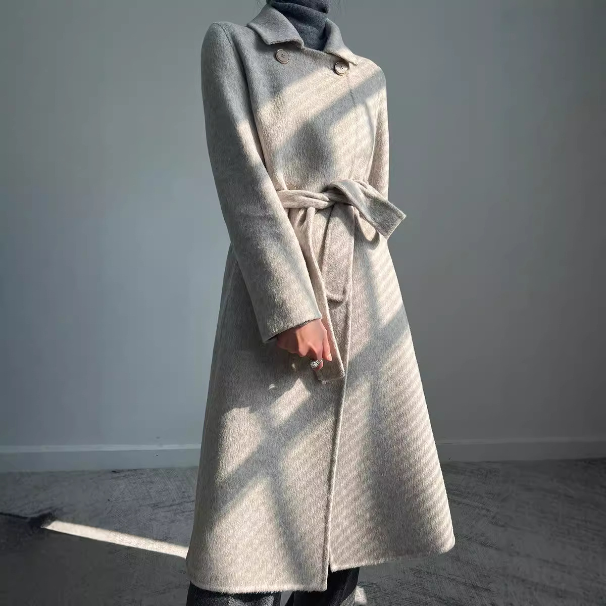 羊のキャメルケースのコートのウールの長いタイプのコートは子供の襟を修理します。