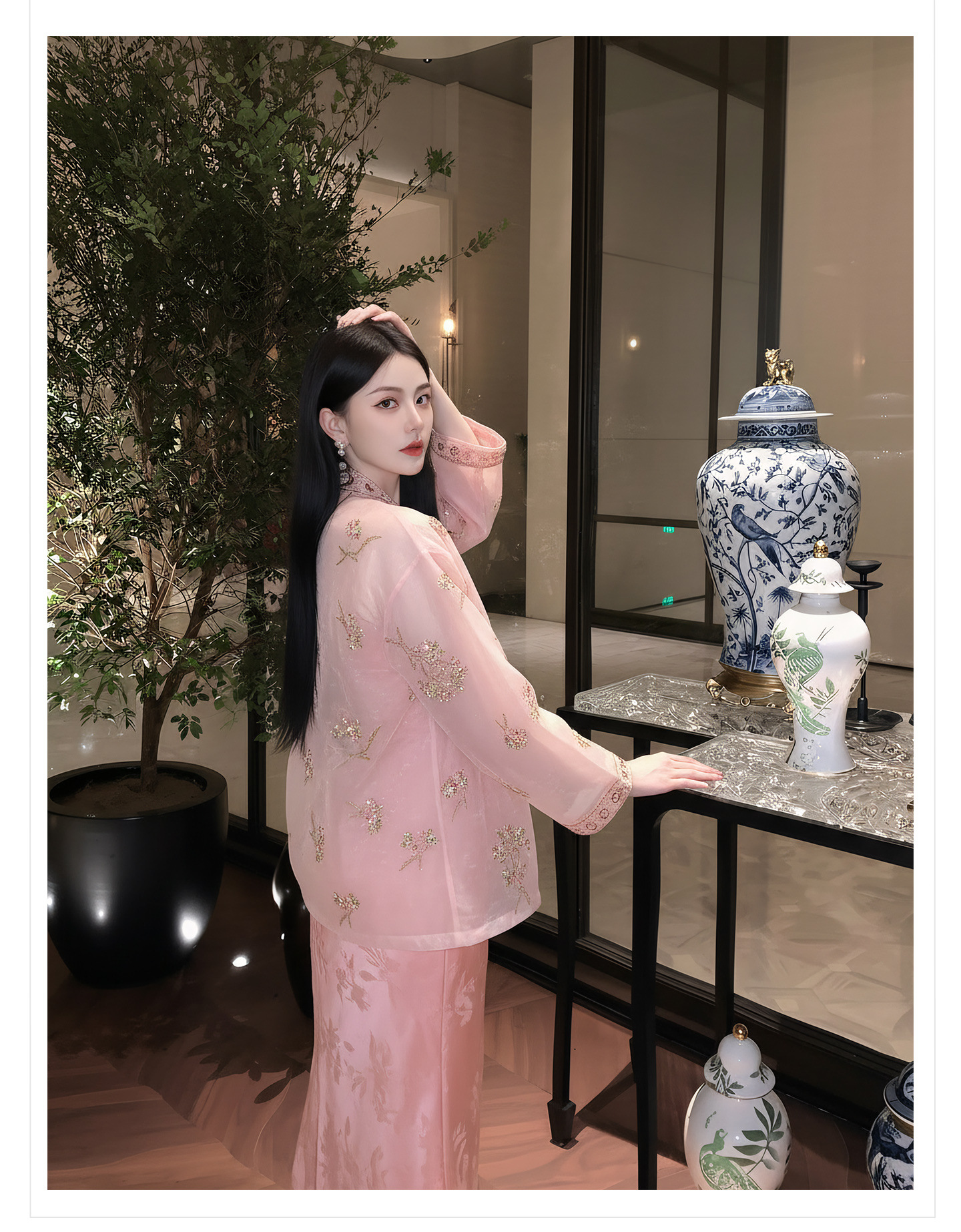 Bộ đầm dây kèm áo khoác thêu hoa phong cách Trung Hoa hiện đại — bộ đồ, đầm dây, Áo khoác màu hồng chi tiết 11