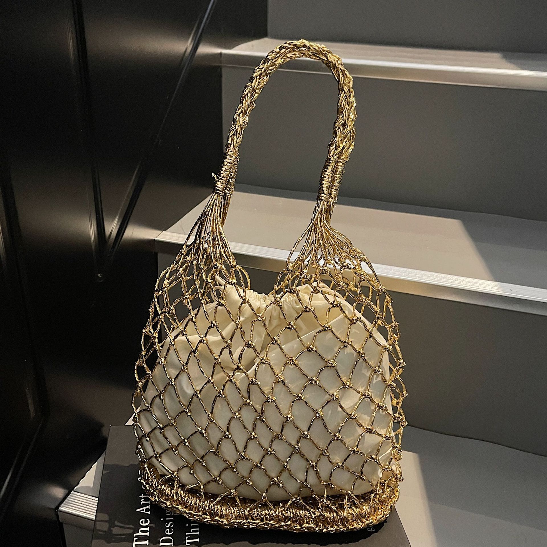 Ins nuevo bolso tejido a mano de hilo dorado y plateado de color sólido, bolso femenino de mano de moda de moda, bolso de playa portátil Mori