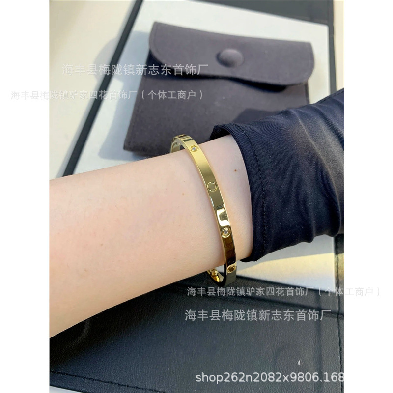 Kajia ブレスレット 厚い 18K ゴールドメッキ ナローバージョン フルダイヤモンド 6 ダイヤモンド 4 ダイヤモンド 光沢のあるベビーブレス クラシック ブレスレット 男性と女性用 ゴールドメッキ|undefined
