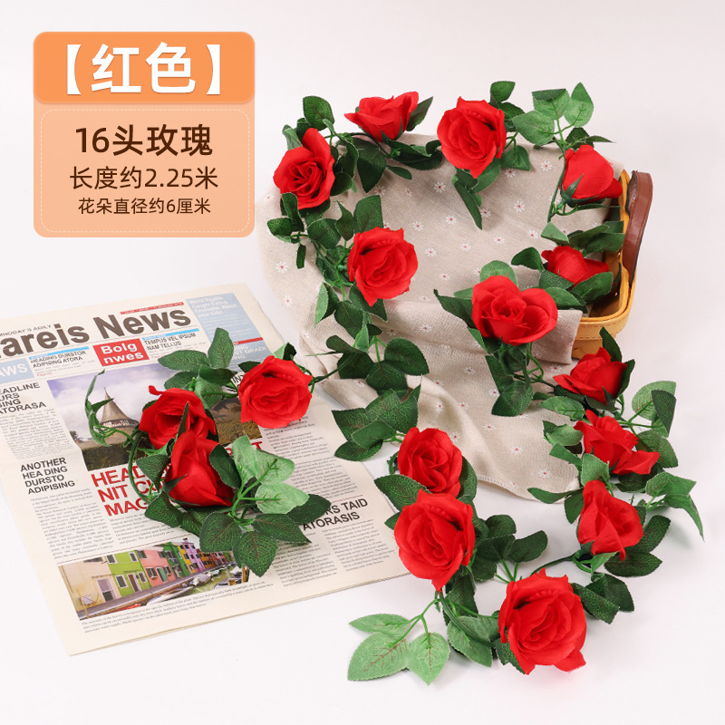 Simulación de flores falsas rosas de caña colgando la pared tubería de drenaje envuelta hoja verde que cubre la parte superior de la decoración de boda de plástico