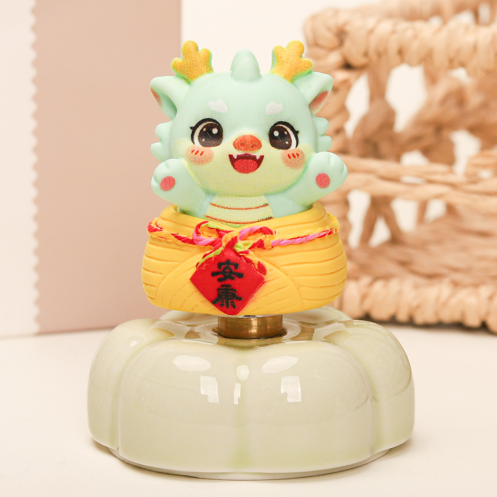 Internet Celebrity Dreamer Capybara Lulu Rotating Car and Desktop Ornament, Gift for Stalls and Giveaways, Wholesale