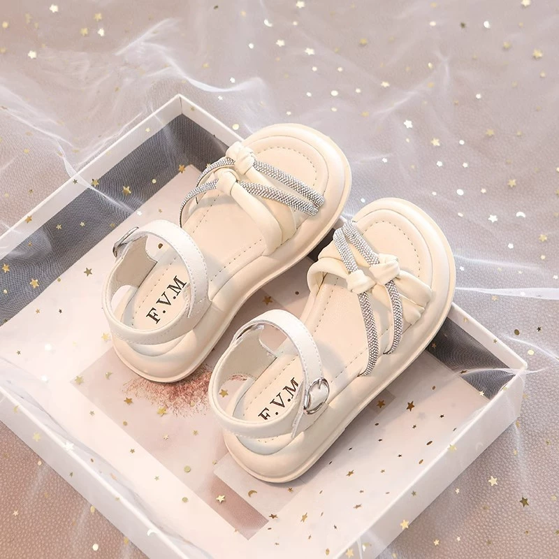 Детские блестящие босоножки принцессы для девочек, летняя новинка 2025 года, средний и большой размер, мягкая подошва, пляжная обувь для малышей