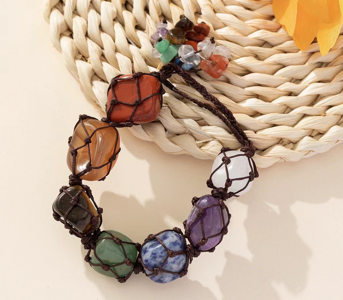 Venta caliente transfronteriza Piedra Natural coche colgante siete colores piedra Árbol de la vida coche colgante color decoraciones tejidas a mano