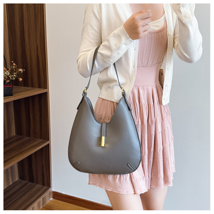 Saddle Bag With Alligator Embossed Texture – Unisex Shoulder Bag With Buckle Strap In Deep Red/Black/White (Structured PU, Minimalist Lock Closure)_voghion.com