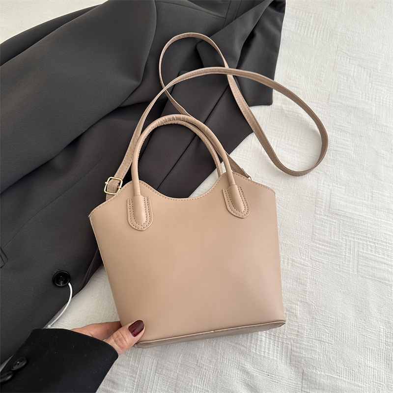 Este año, bolsos populares vintage para mujeres otoño y invierno 025 nuevo bolso de mochila de nicho de diseño de bolso de cubo de viaje portátil