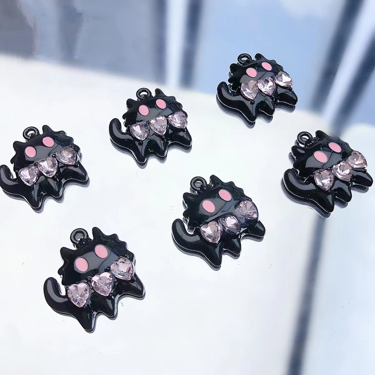 2025年新款黑色搞怪猫爱心皓石吊坠配件卡通材料批发小众设计