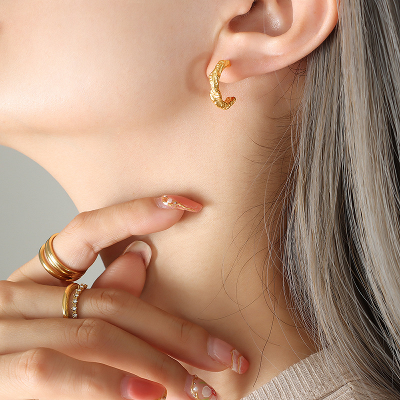 Coreano simple en relieve geométrico C-tipo diseño irregular hardware pendientes joyería al por mayor mujer ins viento titanio acero