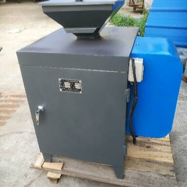 全密封式电动缩分机 TX-08   缩分比1/2-1/8可调