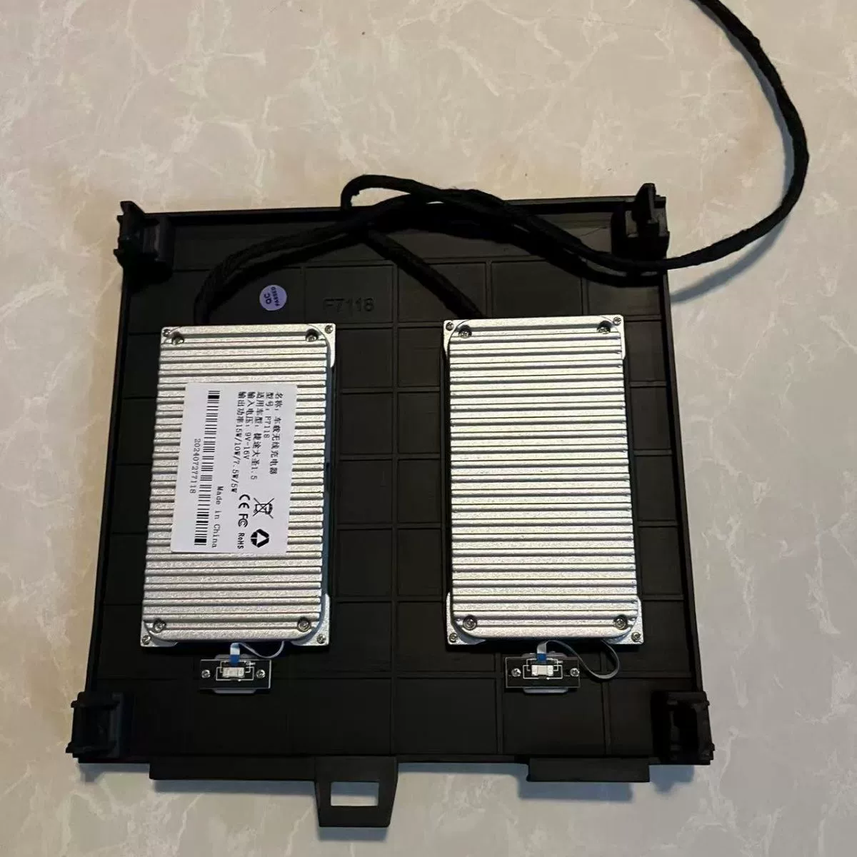 22-25 Jietu Dasheng оснащен 20-ваттным модулем беспроводной зарядки мобильного телефона для специальных транспортных средств.