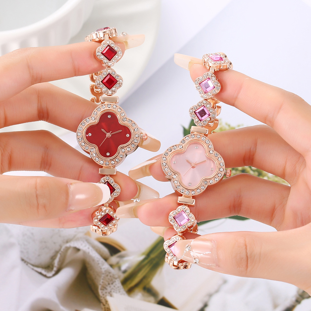 2023 New in stock wholesale TikTok same style four-leaf clover women's diamond-embedded fashion casual bracelet watch