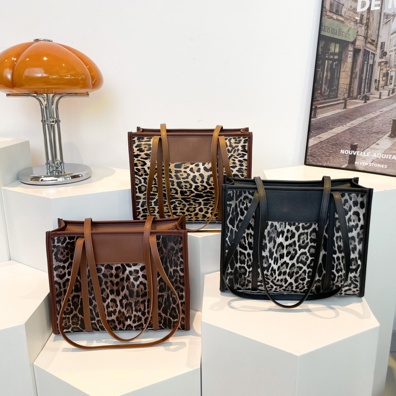 La moda de este año con estampado de leopardo de gran capacidad 2024 nueva tendencia casual de otoño bolso de mensajero de un solo hombro suave