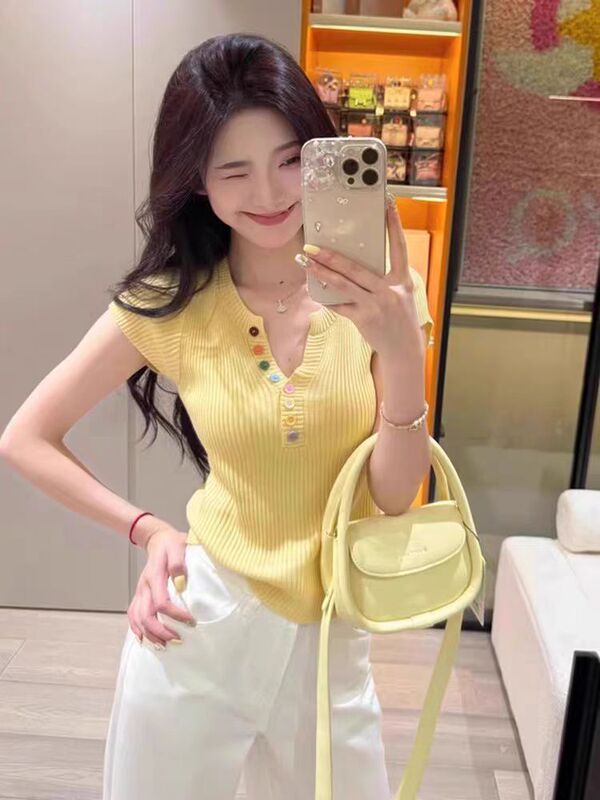 Korean Style Women's Women's Summer Slim-fit Short V-neck T-shirt with Colored Buttons for Dopamine Wear
