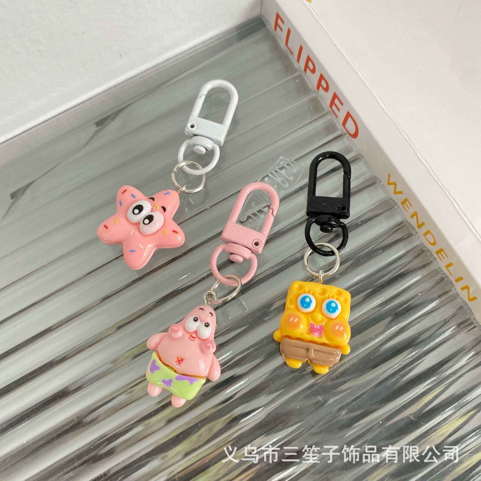 Resina pareja de dibujos animados hecho a mano Bob Esponja llavero 2025 nuevo lindo pequeño colgante estudiante caliente accesorios