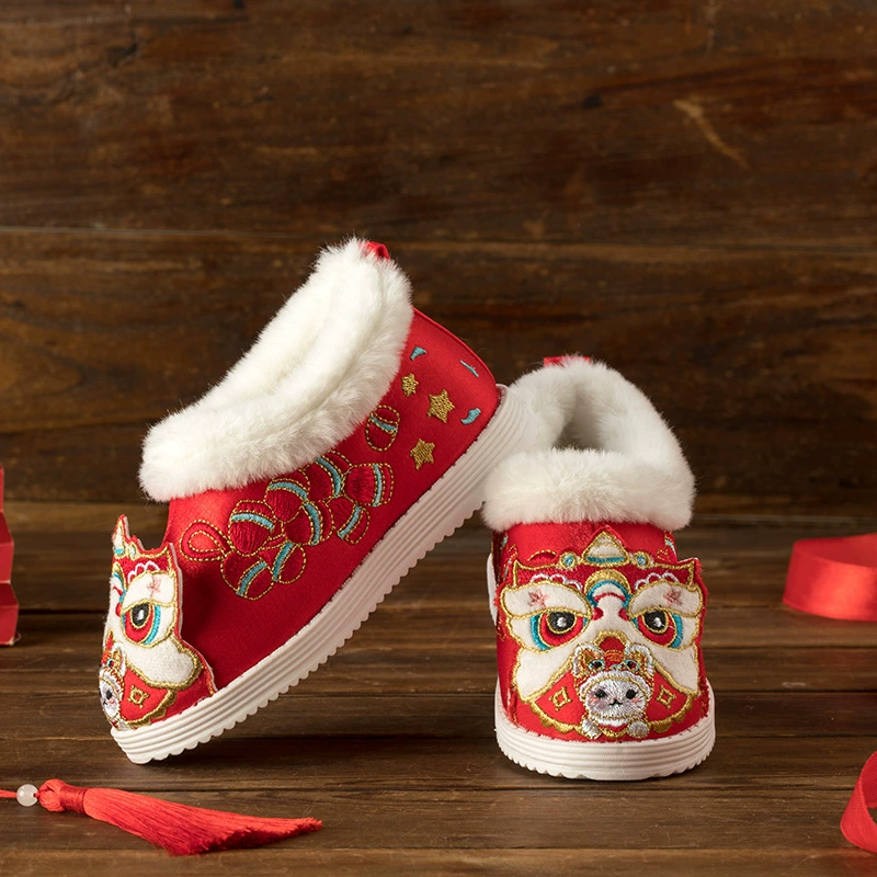 Девочки зимние бархатные вышитые туфли