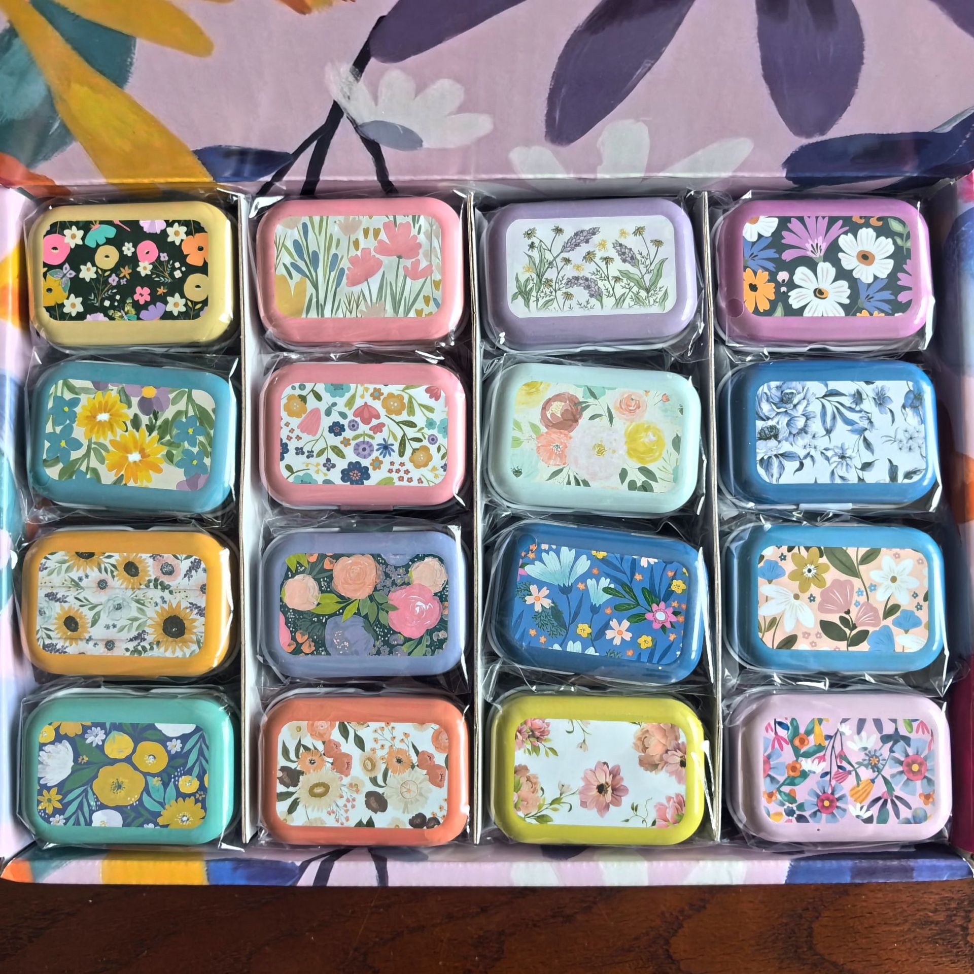 Caja de hierro de almacenamiento retro caja de joyería caja de medicina Mini caja de hierro grande floral púrpura hierba crema caja Matchbox en stock