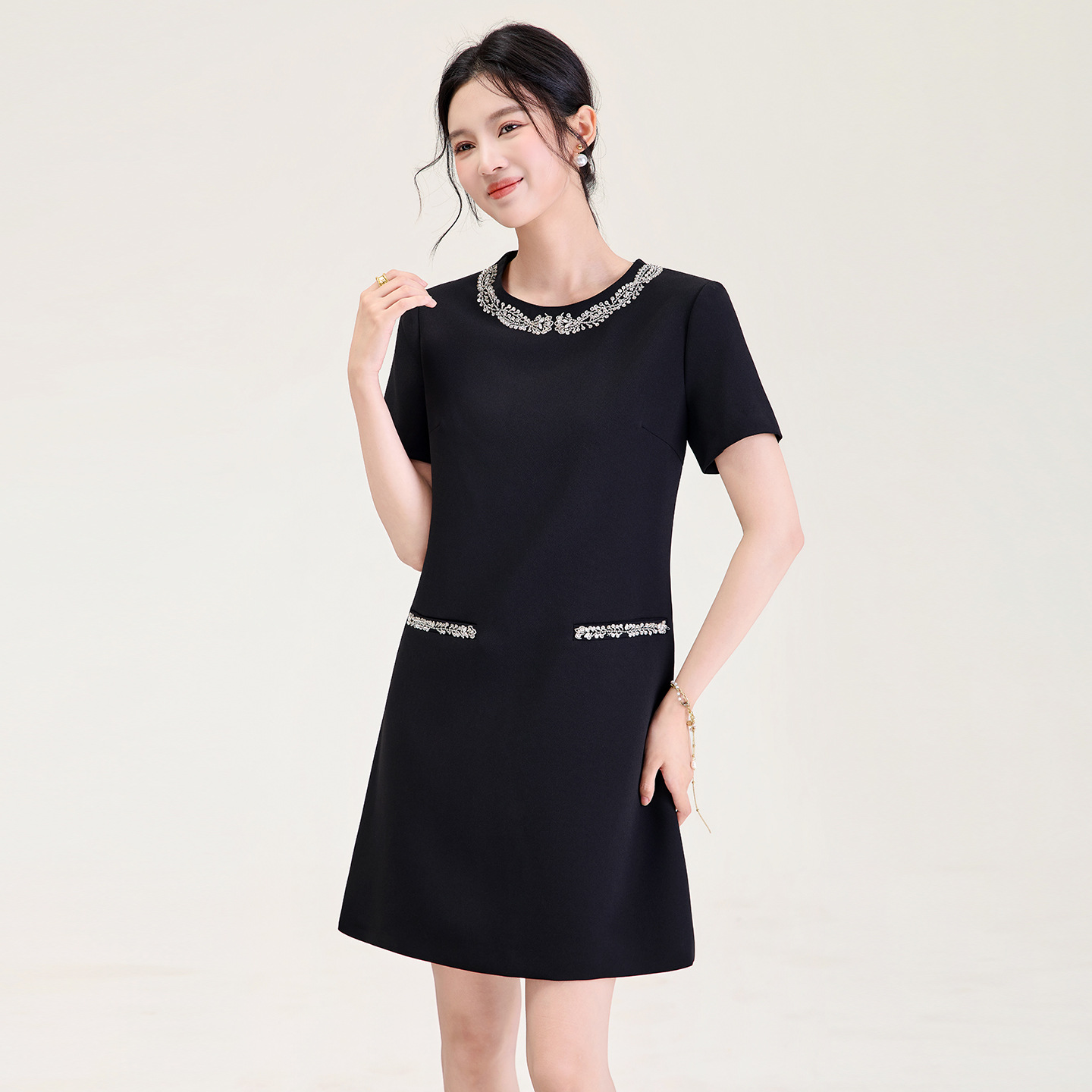 Đầm ngắn tay đính cườm thiết kế Pháp phong cách tiểu thư lãng mạn — màu đen