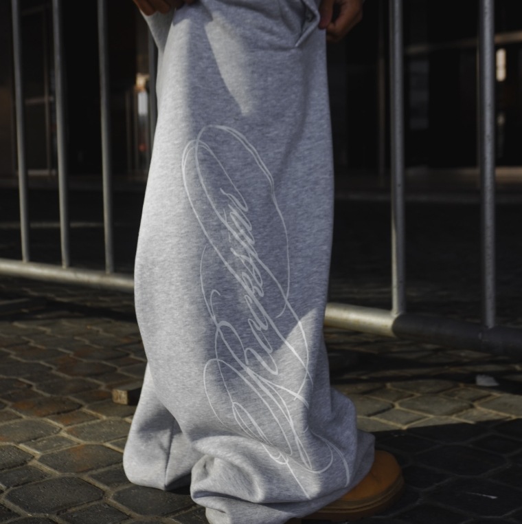 Europa y Estados Unidos explotaron transfronterizos personales calle gris impresión pantalones casuales sueltos de doble cintura pantalones con sudadera con capuz