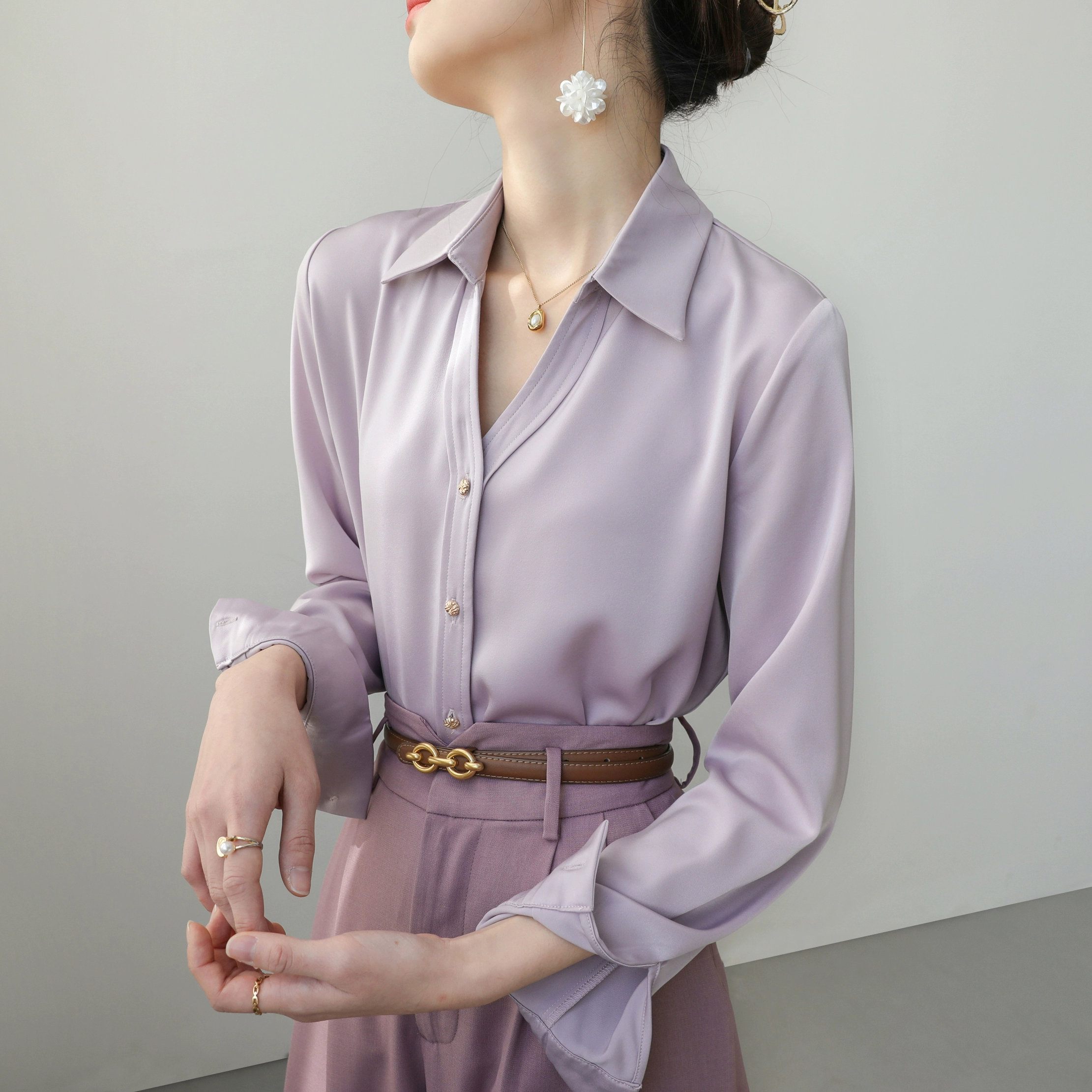 Розовая рубашка для женщин с длинными рукавами на рабочем месте