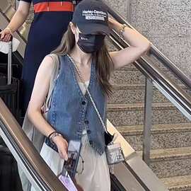 韩版时尚休闲外搭牛仔马甲外套女夏洋气时髦宽松叠穿v领坎肩背心
