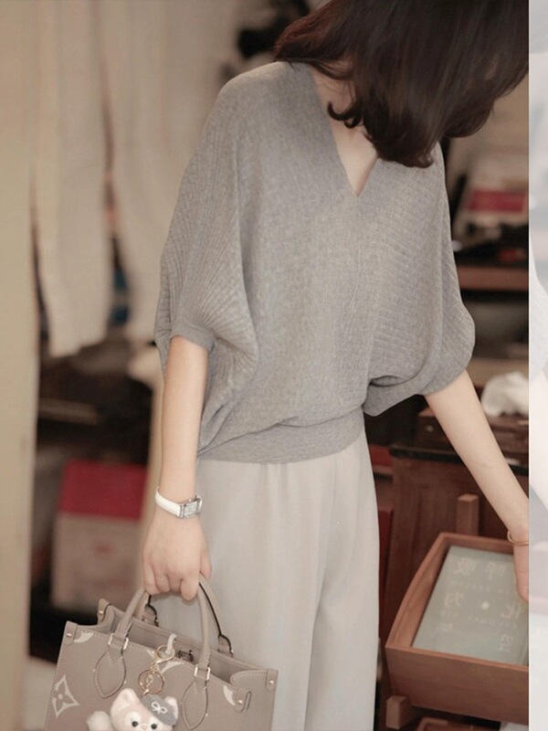 Outlet Guangzhou Thirteen Lines Old Money Style Gray Collared Batwing Sleeve Knitted Sweater for Women, Loose Fit, Elegant Top for Summer Outlet Guangzhou Thirteen Lines Old Money Style Gray Collared Batwing Sleeve Knitted Sweater for Women, Loose Fit, Elegant Top for Summer