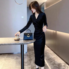 复古v领丝绒满天星连衣裙女秋冬新款气质收腰显瘦开叉包臀长裙子