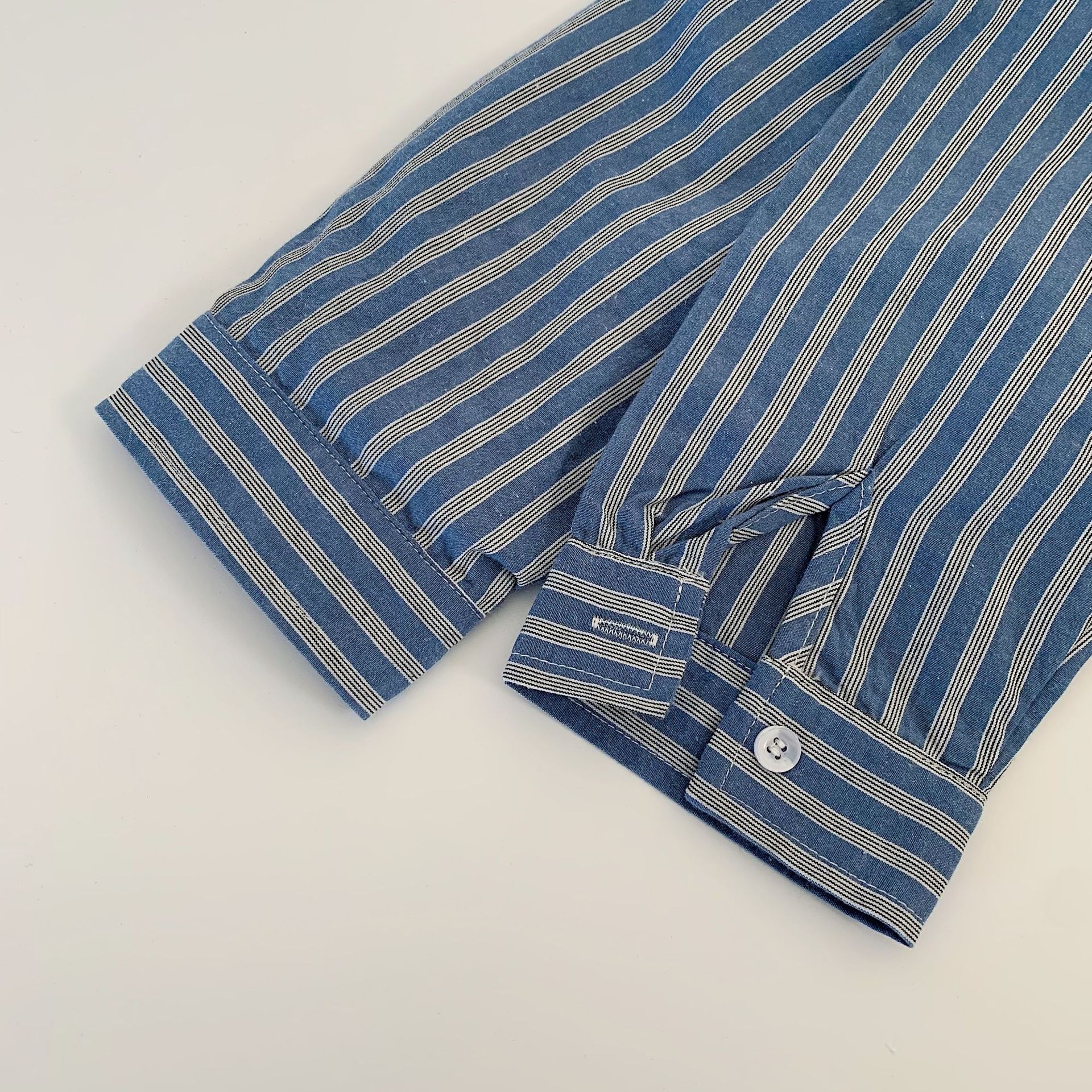 Camisas infantiles Mai Bao 2025 otoño chaqueta retro de estilo extranjero para niños nuevos productos coreanos camisa universal