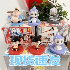 敖丙の手はブラインドの箱を作ります。車の装飾品のテーブルに誕生日の学生のプレゼントを飾っています。