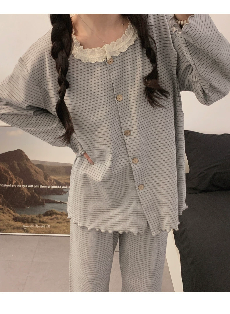 Detalle de conjunto de pijamas para amamantar