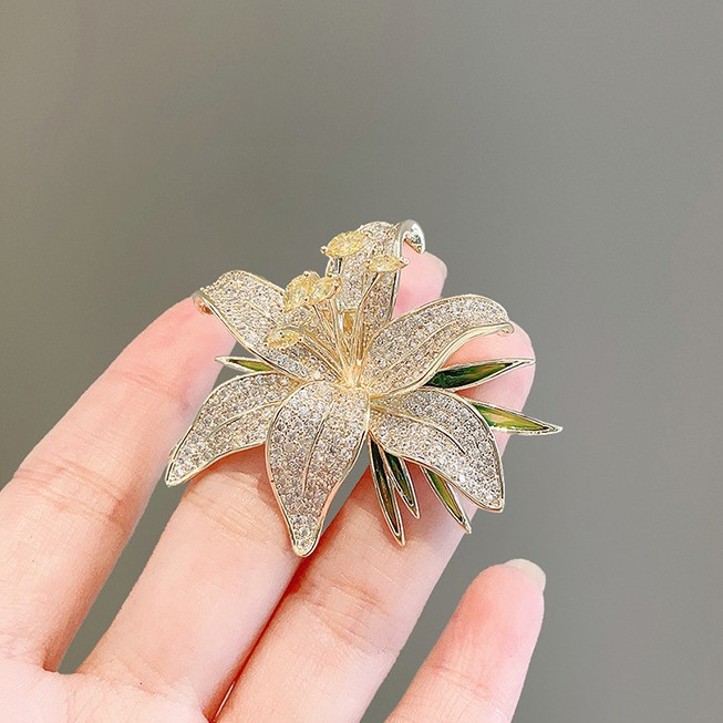 Broche de hoja de lujo con estrás para mujer elegante imperdible_voghion.com