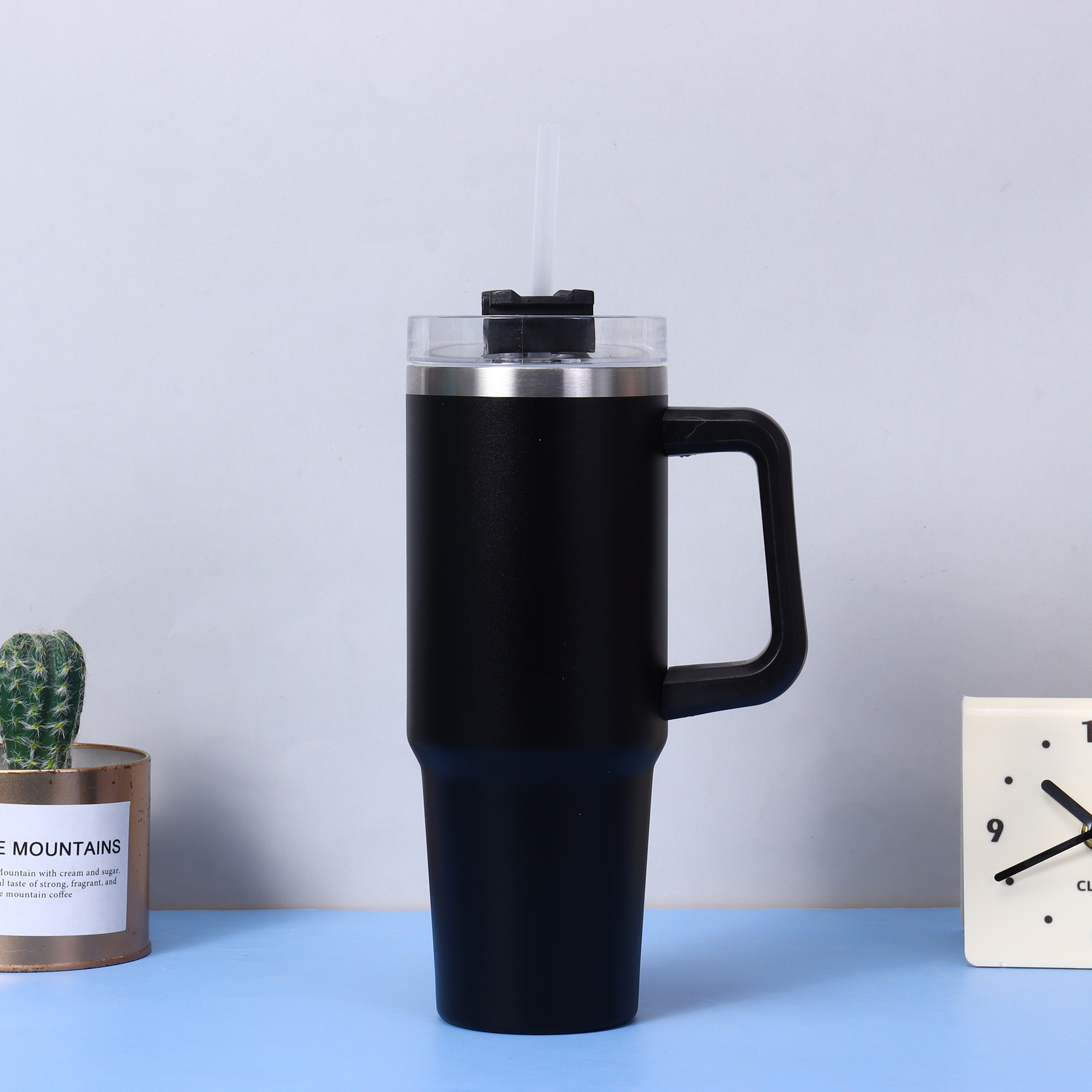 Vacuo transfronterizo 30oz mango de taza de automóvil de acero inoxidable aislamiento de calor aislamiento de frío taza de cerveza con paja al por mayor