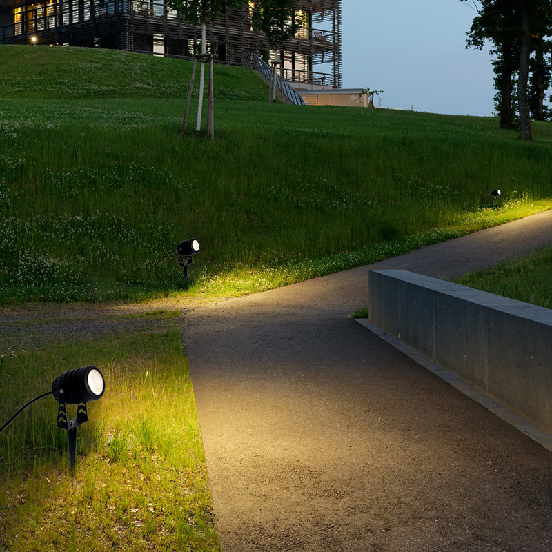 Luces para césped, focos impermeables para exteriores, luces para paisajismo de jardín, luces empotradas en el suelo, luces solares para jardín, opciones de luz cálida para jardín disponibles.