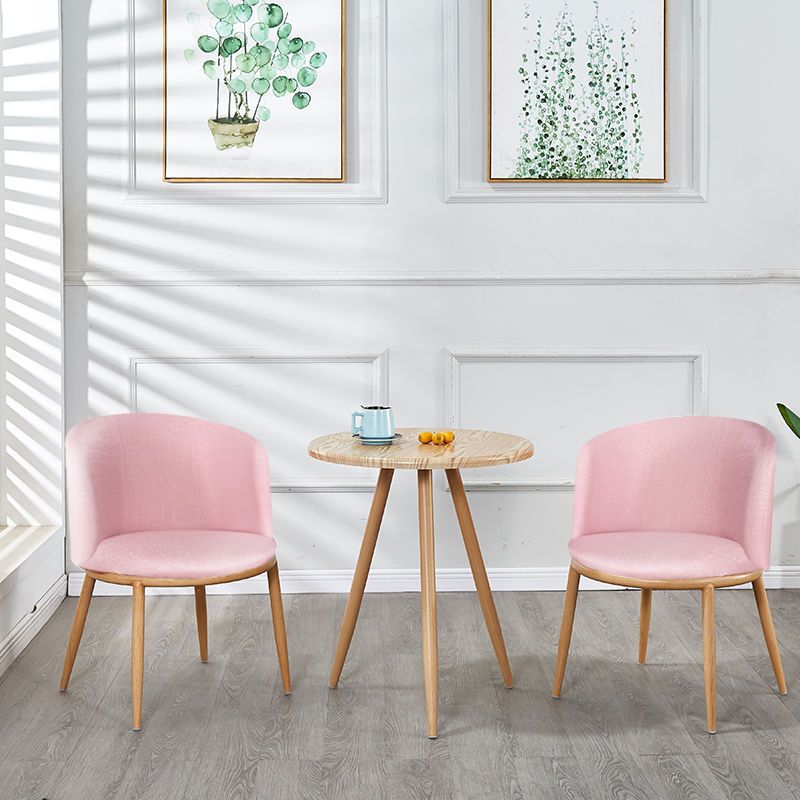 Розовый стол и два стула