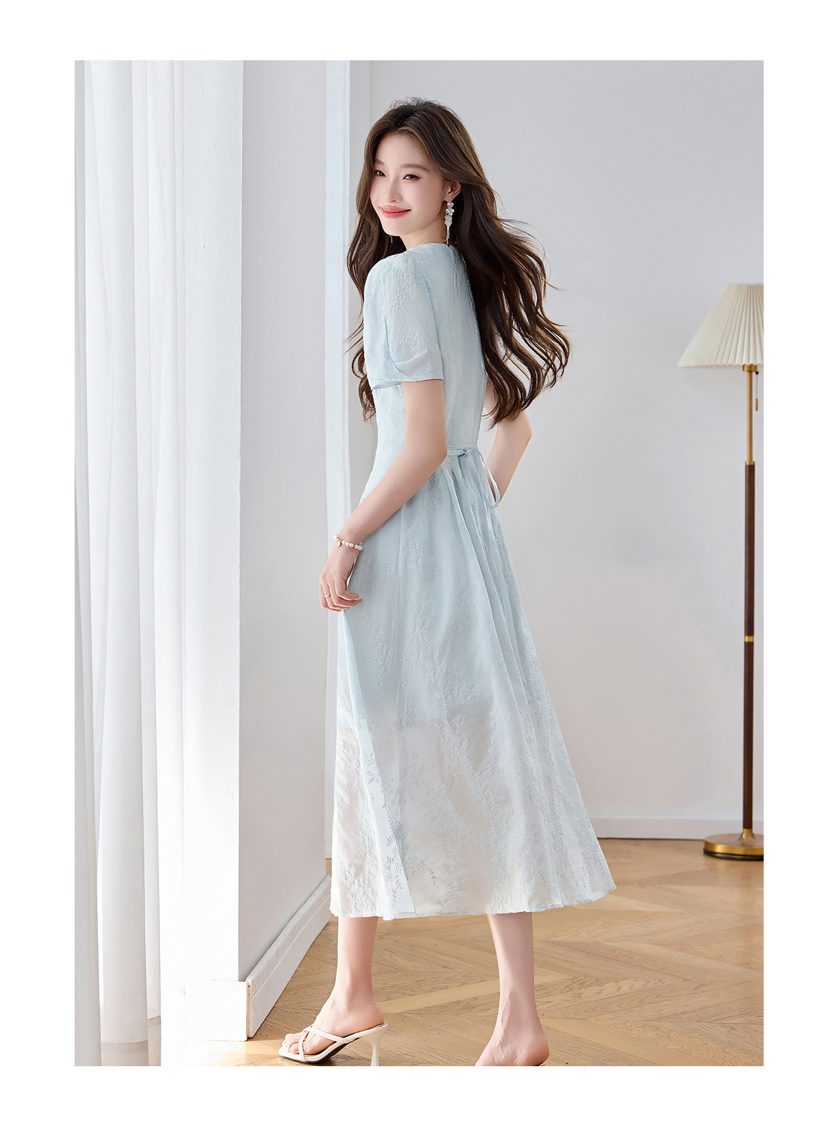 Đầm maxi nữ thêu hoa cổ V thắt eo phong cách cổ điển dài — màu xanh nhạt, màu sắc chi tiết 9
