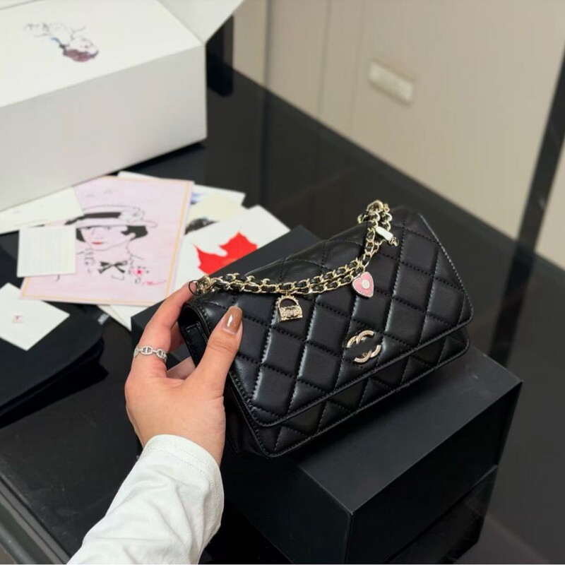 26-Year-Old Lingge Woc Nantai Bag for Women, Versatile and Fashionable Small Square Bag with Heart Chain, Shoulder and Crossbody Bag with a High-End Feel
