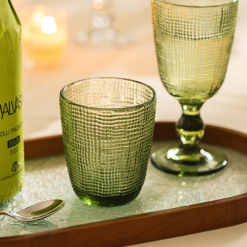 Diseño innovador de tecnología de relieve retro serie de tela tazas de vino, tazas de agua potable, adornos de vino, vidrio de color primario