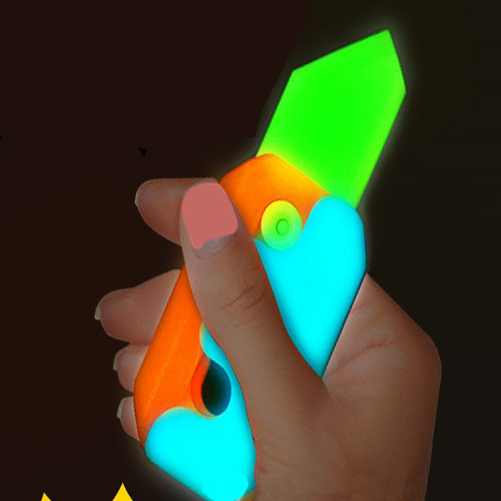 Venta al por mayor popular en línea de juguete de celebridad flash cuchillo de rábano 3D gravedad plástico hoja de descompresión juguete luminoso desnudo desgaste anti-ansiedad