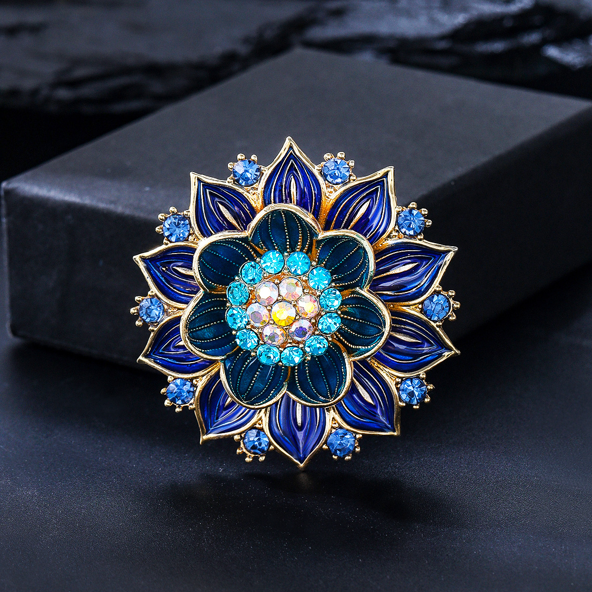 Three dimensional sophisticated brooch