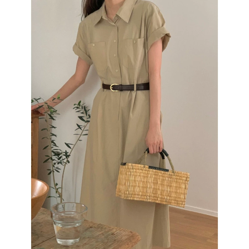 В наличии корейское повседневное платье с лацканами, двумя накладными карманами, разрезом сзади и эластичной резинкой.