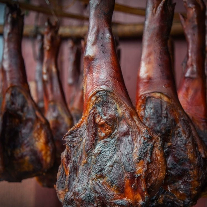 Предварительно нарезанные и нарезанные копченые свиные лапы 0.5-2.5kg Лапы и локти свинины, выдержанной на дровах Лао Кан, фермерское ассорти, местная свиная ветчина и ветчины