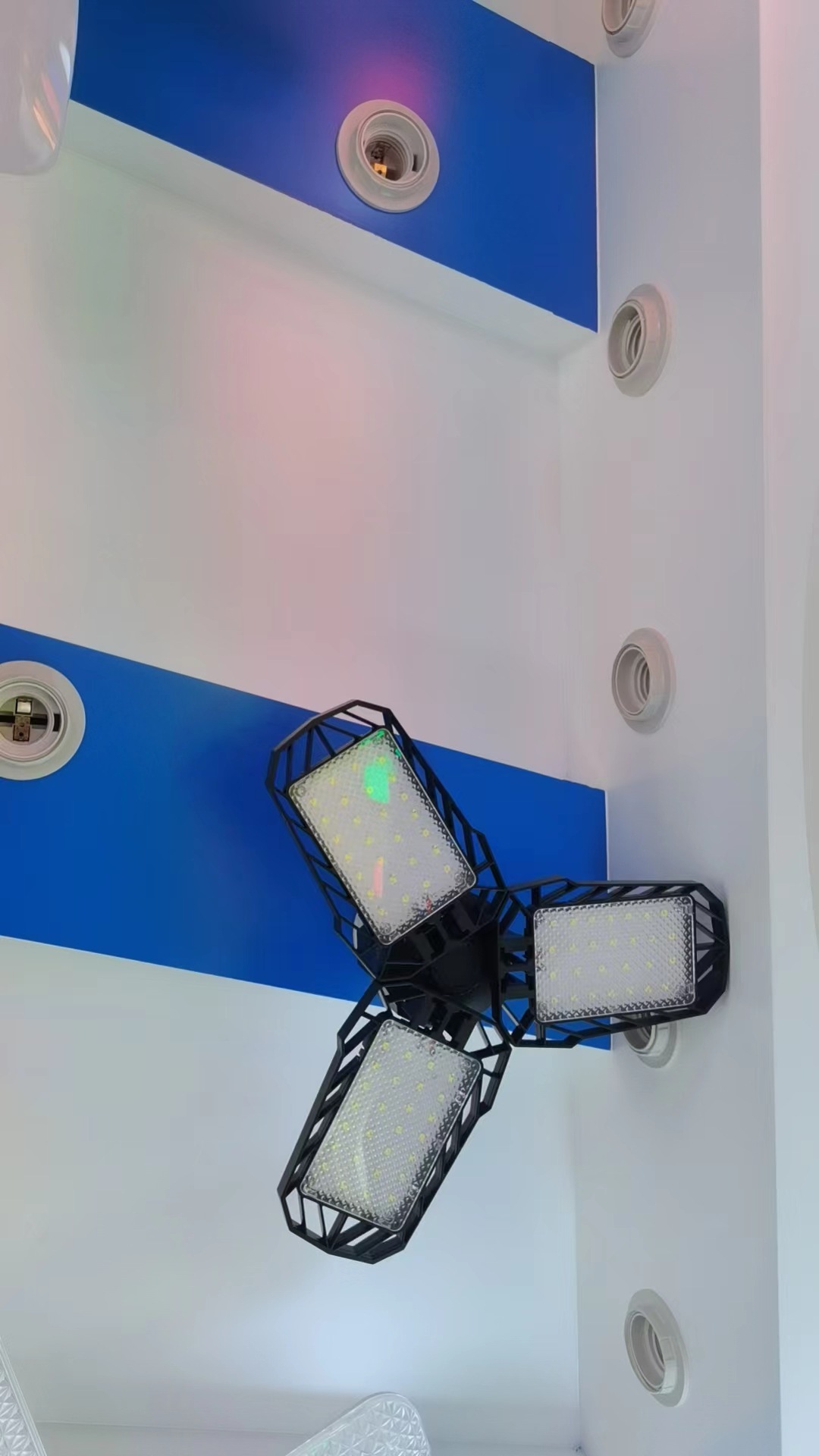 Luz LED plegable para garaje y taller