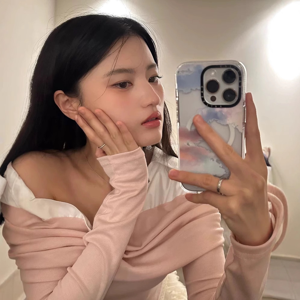 現物の一枝南張元英は韓国の小衆潮牌の斜め肩のシャツの襟の肩の長袖のtシャツの上で