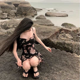 纯欲性感碎花吊带小黑裙女夏季新款海边度假风收腰显瘦辣妹短裙