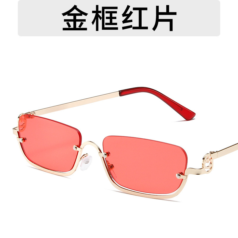 Película roja con marco dorado