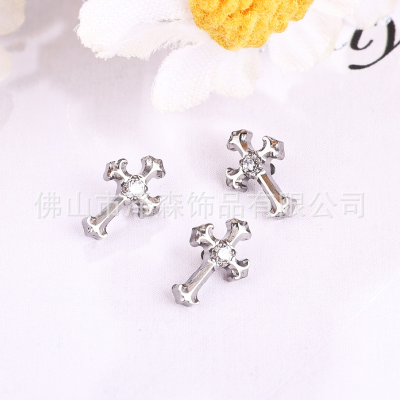 Silver pointed spike labret stud material detail