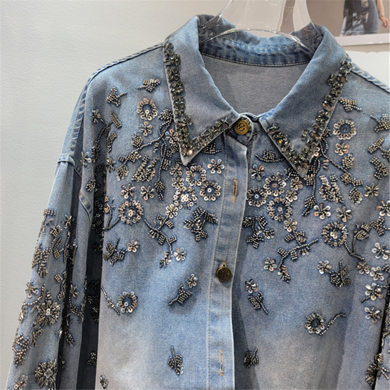 La nueva camisa vaquero de primavera 2026 tiene un diseño pesado, cuentas de clavos, diamantes y cuentas, y una blusa vaquero relajada.