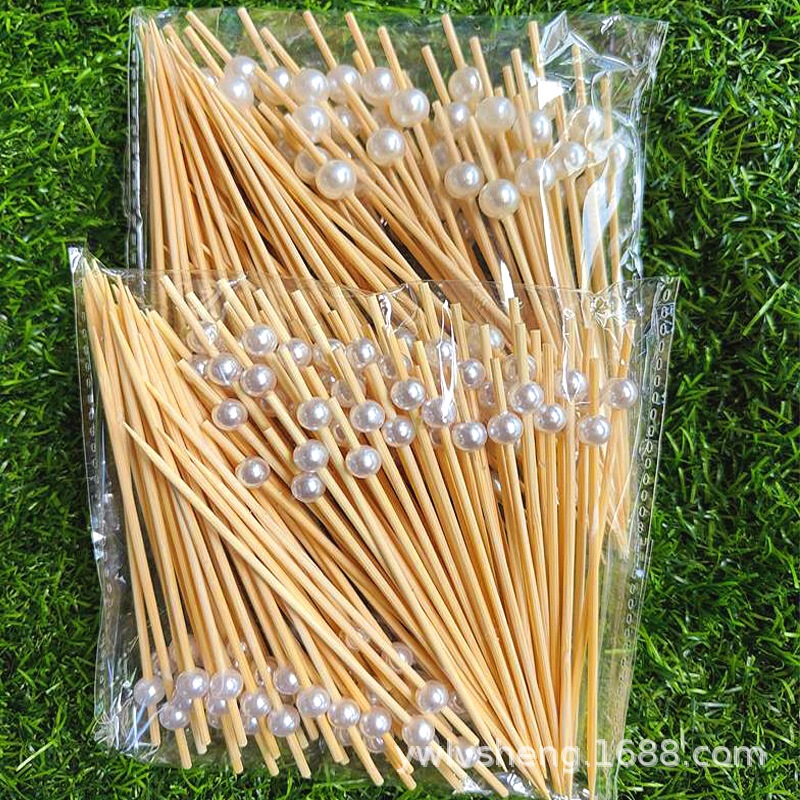 大サイズの金色のボールを提供します。銀色の丸い玉の果物は使い捨ての竹の署名のカクテルのビーズのチェーンの果物のフォーク100本です。|undefined
