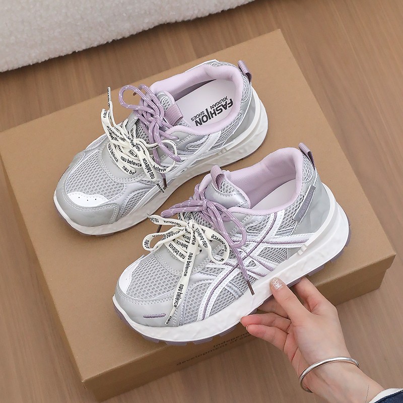 Zapatos de entrenamiento transpirables retrógrados de malla para mujeres primavera y verano de 2026 nuevos zapatos casuales de altura de suela pequeña