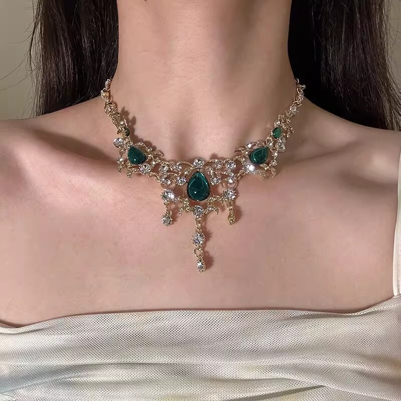 Retro Palace-Style Green Water Drop Sparkling Diamond Necklace for Women, Niche Exquisite Light Luxury Fashion Versatile Necklace Retro Palace-Style Green Water Drop Sparkling Diamond Necklace for Women, Niche Exquisite Light Luxury Fashion Versatile Necklace