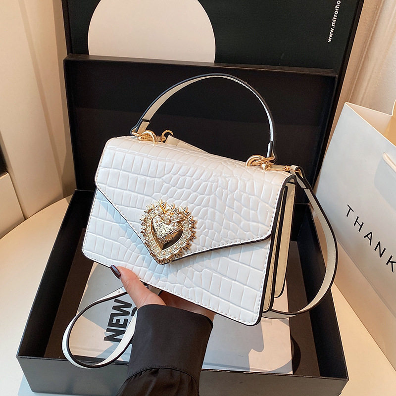 2025 European & American Crocodile Embossed Court Style Handbag Underarm Bag Heart Pearl Chain Commuter Flap Shoulder Crossbody Bag - Thumbnail 4
